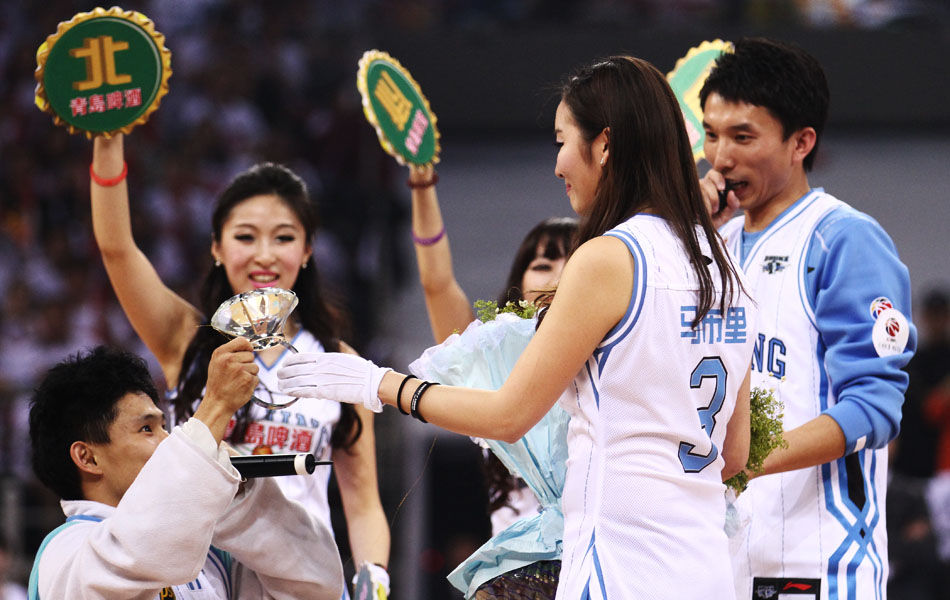 多角度还原哈登劈扣：重现经典流鼻血庆祝动作 快船老板激情握拳